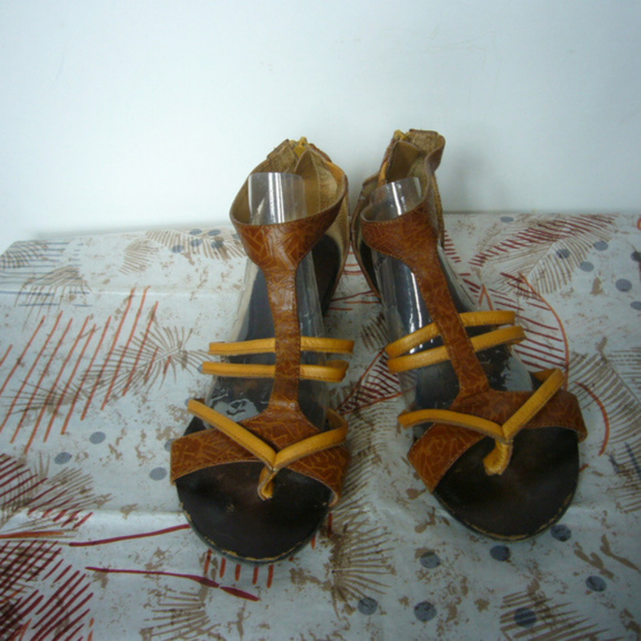 Fergie Two Tone Leather Thong Ankle Strap Sandal Flats - Size 9 Back zip Comfort - Picture 1 of 6